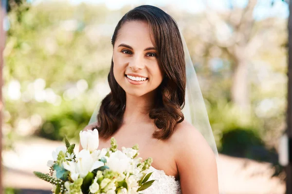 Ma megkötöm a csomót. Vágott portré egy gyönyörű fiatal menyasszonyról, aki mosolyog, miközben virágcsokrot tart az esküvője napján.. — Stock Fotó