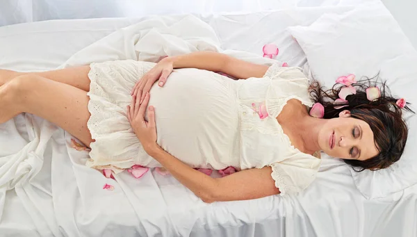 Ze verwacht haar komst snel. Een zwangere vrouw die haar buik vasthoudt. — Stockfoto