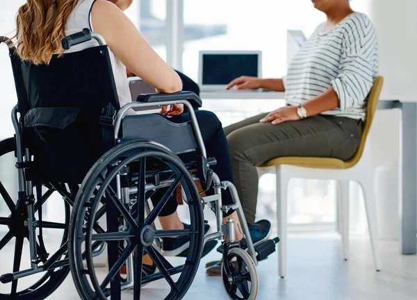 Abbiamo fatto tutti lo stesso lavoro. Girato di una donna d'affari con disabilità seduta con i colleghi in ufficio. — Foto Stock