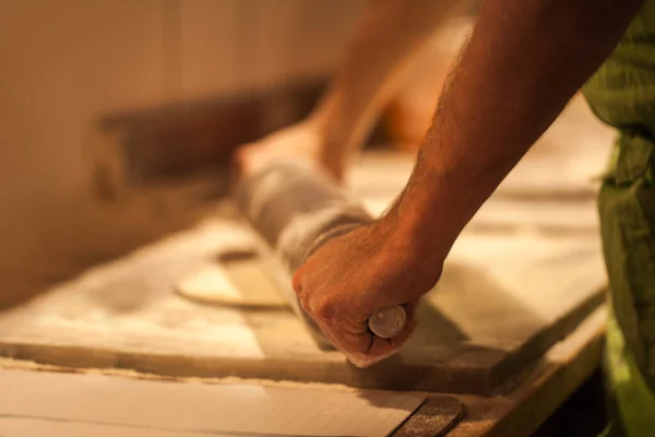 Pizza dans la création. Plan recadré d'une personne déroulant la pâte à pizza. — Photo