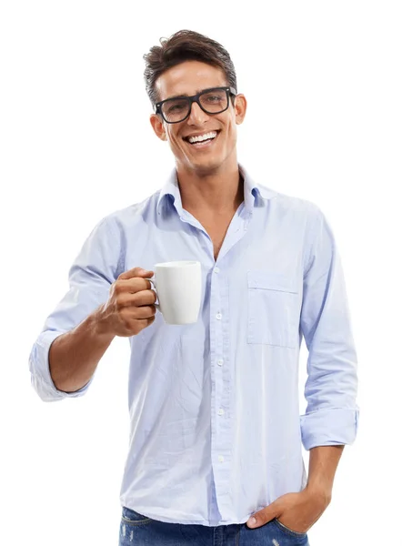 Inizia la sua giornata con una tazza di caffe '. Ritratto di un giovane uomo che indossa occhiali e sorride tenendo una tazza su uno sfondo bianco. — Foto Stock