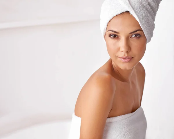 La pulizia è la base della bellezza. Ritratto di una bella giovane donna avvolta in un asciugamano. — Foto Stock