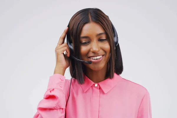 Elle est une représentante dévouée du service à la clientèle. Plan studio d'une jeune représentante attrayante du service à la clientèle portant un casque sur fond gris. — Photo