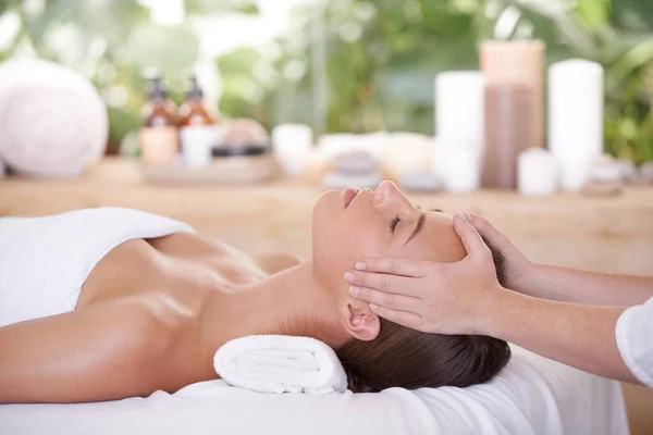 Este é o relaxamento perfeito. Uma jovem mulher em uma mesa de massagem em um spa. — Fotografia de Stock