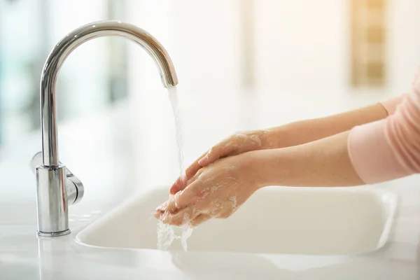 Hou je handen schoon. Handen worden gewassen bij een kraan.. — Stockfoto