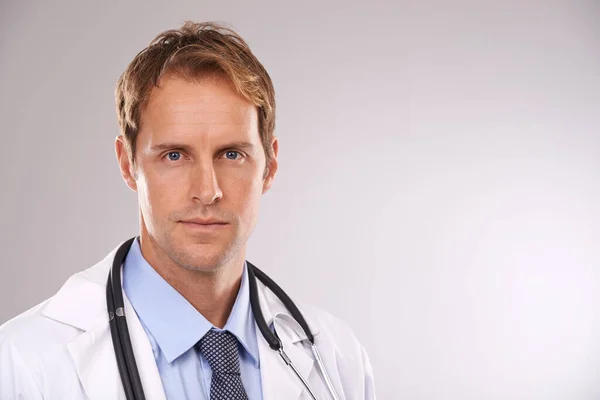 Ele está confiante que pode curar-te. Retrato de estúdio recortado de um jovem médico sério. — Fotografia de Stock