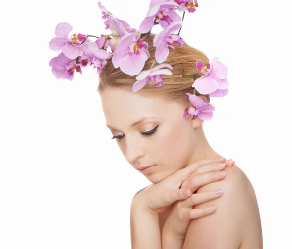 Joven belleza floreciente. Hermosa joven sobre un fondo blanco con orquídeas rosadas en el pelo. —  Fotos de Stock