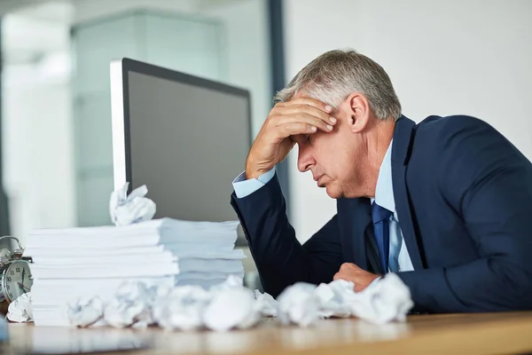 Jag kommer ingenstans. Beskuren bild av en mogen affärsman som känner sig stressad på kontoret. — Stockfoto