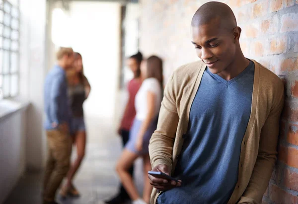 Plány. Snímek mladého muže, který posílá SMS. — Stock fotografie