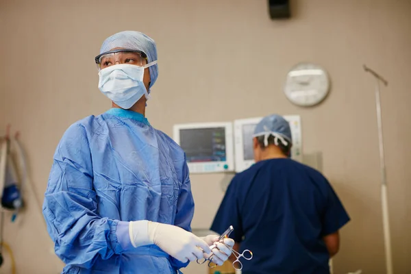 Ha un'esperienza salvavita. Colpo di chirurgo pronto a eseguire un intervento chirurgico in sala operatoria. — Foto Stock