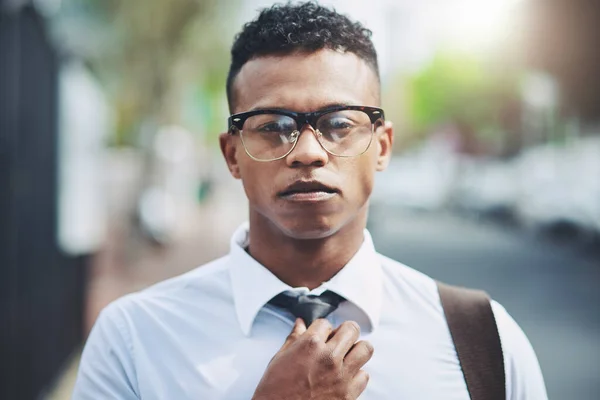 Mereu intră în birou cu stil. Portretul unui tânăr om de afaceri frumos ajustându-și cravata în timp ce se afla în oraș. — Fotografie, imagine de stoc