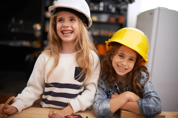 Creare le cose e 'divertentissimo. Colpo di due bambine che giocano con gli attrezzi in cappelli duri. — Foto Stock