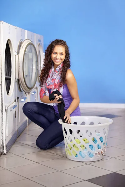 Pralnia tak wszystko ułatwia. Portret młodej atrakcyjnej kobiety klęczącej w pralce. — Zdjęcie stockowe
