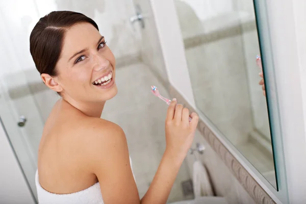 Parla solo di igiene dentale. Una splendida giovane bruna si lava i denti al mattino. — Foto Stock