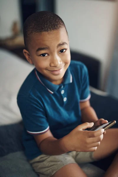 Ez a játék is oktatási értéket. Lelőttek egy fiatal fiút, aki mobilt használt, miközben az ágyán ült.. — Stock Fotó