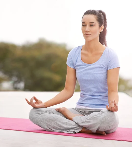 La position la plus facile à ce jour. Plan complet d'une jeune femme faisant du yoga à l'extérieur. — Photo