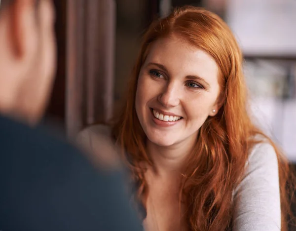 L'amour a frappé. Tourné d'une jolie femelle souriant à sa date. — Photo