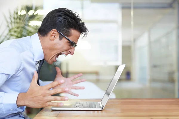 När datorn kraschar. Profil där en arg affärsman skriker åt sin laptop på jobbet. — Stockfoto