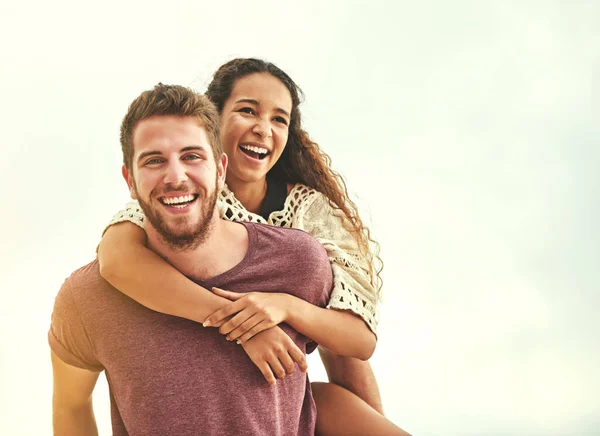 É sempre mais divertido quando estávamos juntos. Retrato recortado de um jovem casal afetuoso desfrutando de seu tempo na praia. — Fotografia de Stock