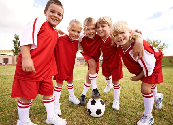Os miúdos só querem divertir-se. Tiro de uma equipe de futebol infantil. — Fotografia de Stock