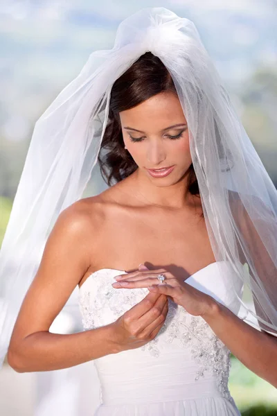 Ragyogó szépség az esküvője napján. Egy fiatal menyasszony csodálja a jegygyűrűjét.. — Stock Fotó