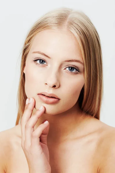 Su belleza es natural. Retrato de una hermosa joven en el estudio. —  Fotos de Stock