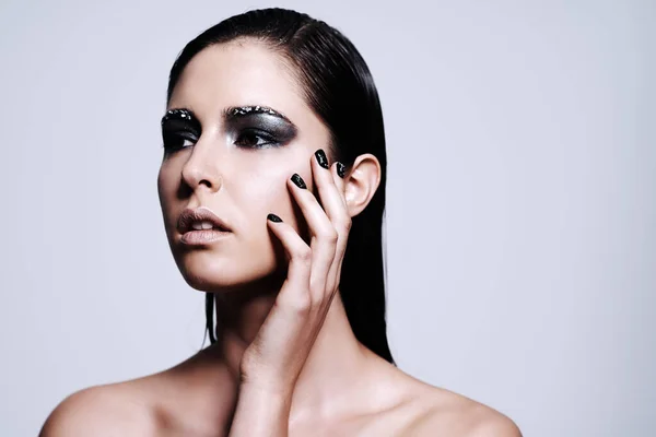 Scharfe und atemberaubende Schönheit. Aufnahme einer schönen jungen Frau mit metallisch gefärbtem Make-up und Nagellack. — Stockfoto
