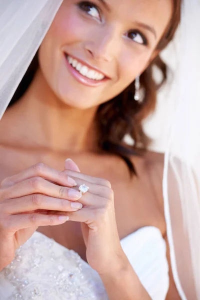 永远的承诺。一个戴着结婚戒指的年轻新娘的衣服. — 图库照片