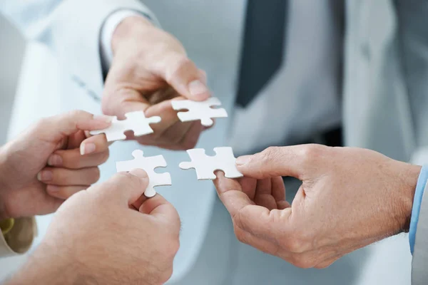 Quando un business plan si riunisce.... Un'immagine concetto di business di pezzi puzzle raccordo - primo piano. — Foto Stock