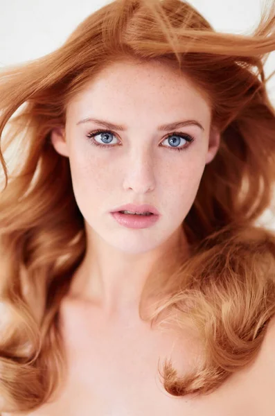Beleza sedutora. Retrato de uma jovem mulher linda com cabelo vermelho. — Fotografia de Stock