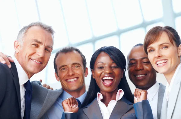 Una mujer de negocios emocionada con sus colegas. Retrato de cerca de una mujer de negocios emocionada con sus colegas. — Foto de Stock