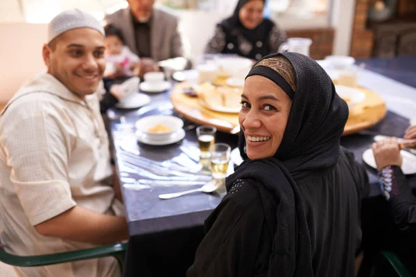 家族としての朝食。家族との食事を楽しみながら振り返るムスリム女性の肖像. — ストック写真
