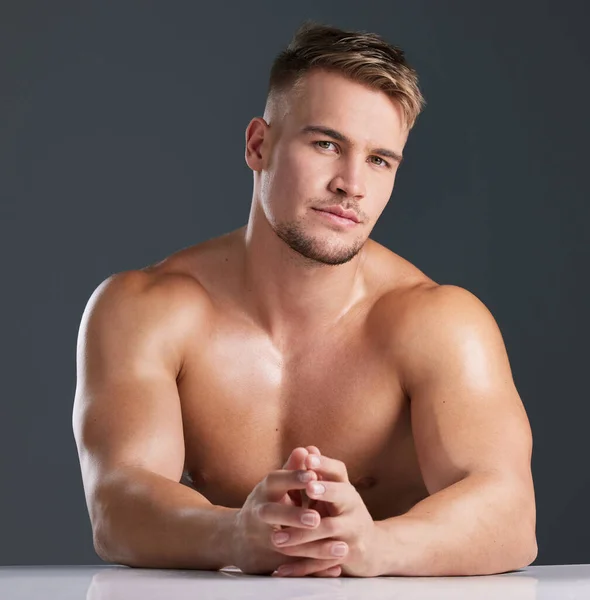 Knap en knap. Studio portret van een knappe en knappe jonge man poseren in studio tegen een grijze achtergrond. — Stockfoto