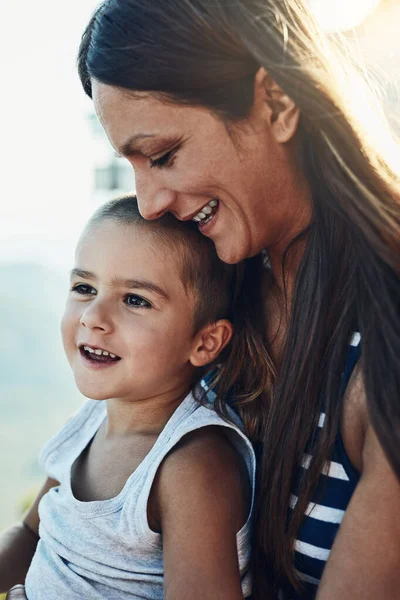 On s'amusait tellement. Plan recadré d'une mère célibataire passant du temps avec son fils. — Photo