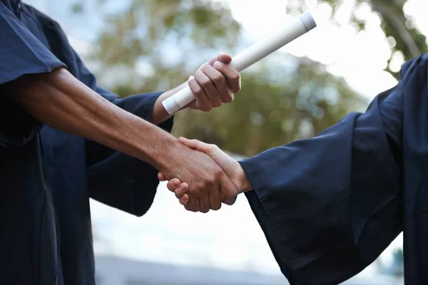 É a chave para o futuro dela. Tiro recortado de um graduado que recebe um diploma. — Fotografia de Stock