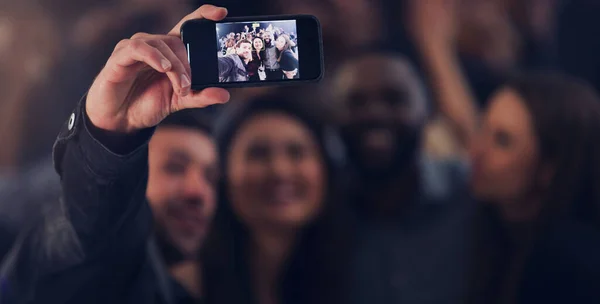 Un ultimo selfie per l'anno. Colpo ritagliato di un gruppo di giovani amici che si fanno selfie mentre ballano insieme in un nightclub. — Foto Stock