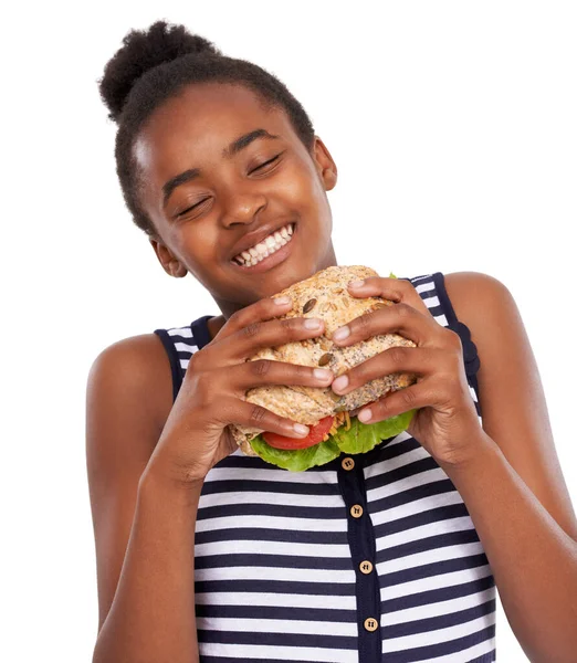 Es un sándwich muy bueno. Foto de una joven afroamericana feliz sosteniendo un sándwich de ensalada aislado en blanco. — Foto de Stock