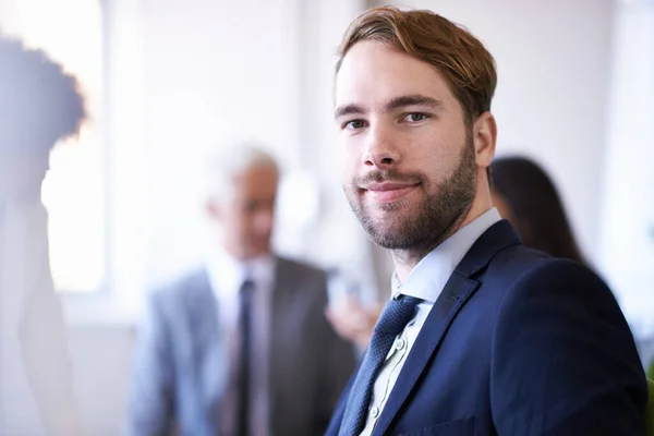 Han gör sin prägel genom fulländad professionalism. Beskuren syn på en ung affärsman i ett möte. — Stockfoto