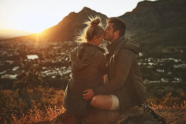 A vista mais cativante é a pessoa que eu trouxe. Tiro cortado de um casal afetuoso em um topo de montanha. — Fotografia de Stock