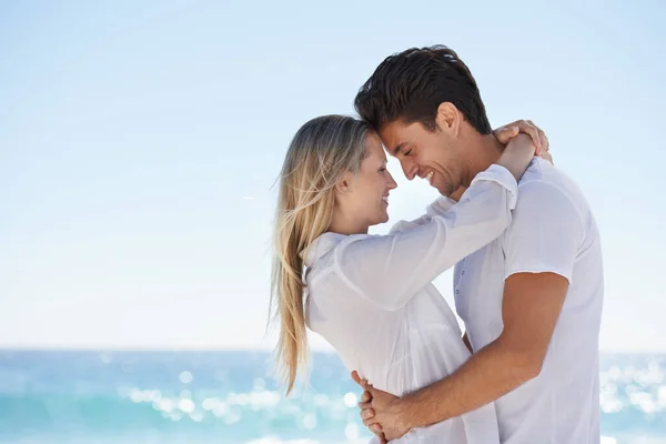 Vi delar ett ögonblick i solskenet. Ett ungt, kärleksfullt par på stranden. — Stockfoto
