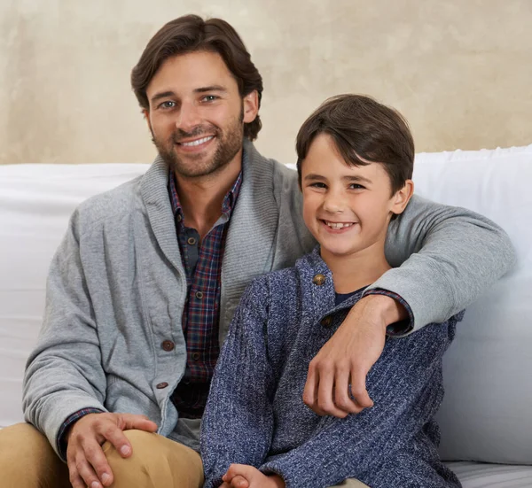 Estou tão orgulhoso do meu filho. Retrato de um jovem pai e filho sentados no sofá. — Fotografia de Stock