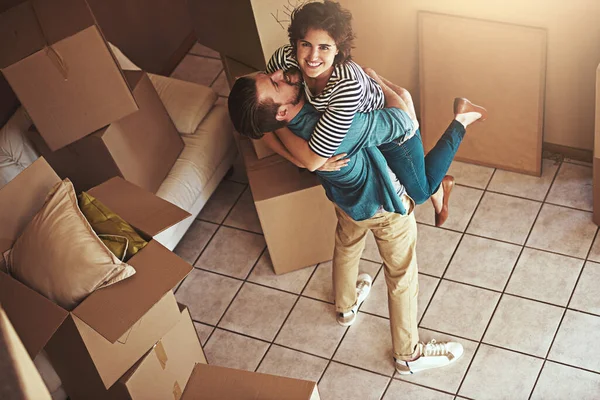 Finalmente um lugar para chamar de lar. Tiro de um jovem casal feliz abraçando como eles se mudam para sua nova casa. — Fotografia de Stock