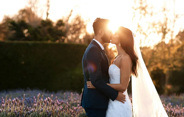 Nuestro amor solo seguirá creciendo. Recortado disparo de una joven pareja besándose en su boda día. —  Fotos de Stock