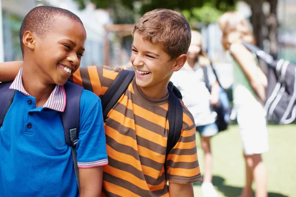 Het vormen van blijvende vriendschappen op school. Twee jongens op hun schoolplein samen lachen - copyspace. — Stockfoto