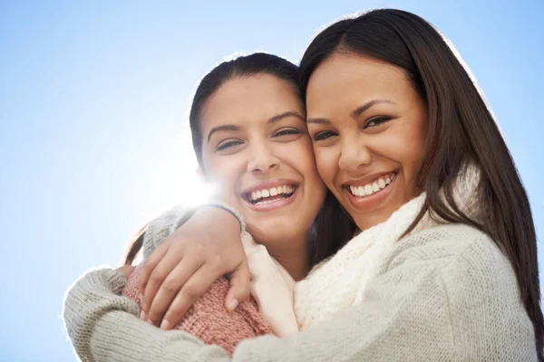 Přátelé až do konce. Dvě mladé ženy se šťastně usmívají do kamery. — Stock fotografie