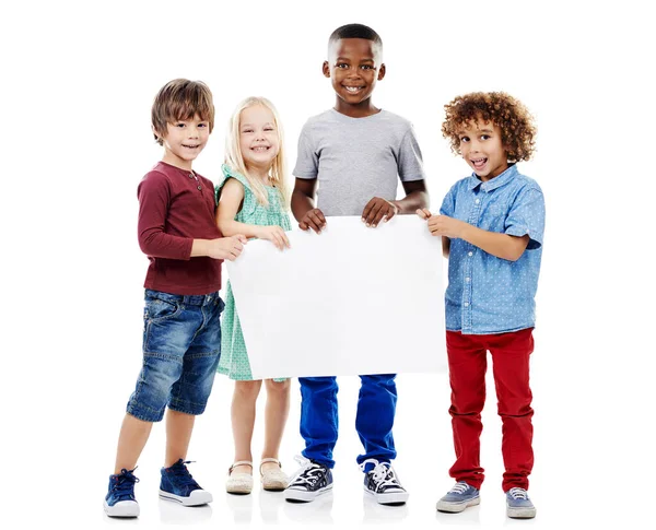 Os meus amigos têm uma mensagem para si. Estúdio tiro de um grupo de jovens amigos segurando um cartaz em branco juntos contra um fundo branco. — Fotografia de Stock