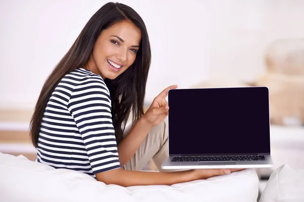 Цей ноутбук має покращену функціональність. Портрет привабливої молодої жінки, що тримає відкритий її ноутбук . — стокове фото
