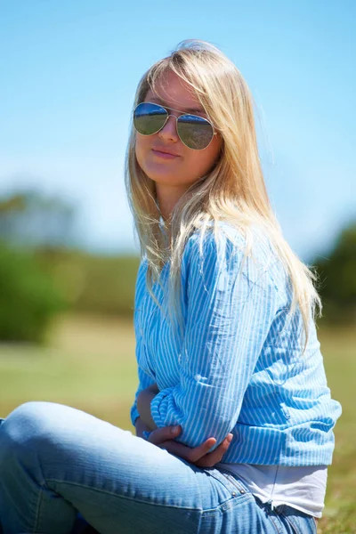 Sweet summer beauty. Cropped shot of a beautiful young woman outdoors. — Stock Photo, Image