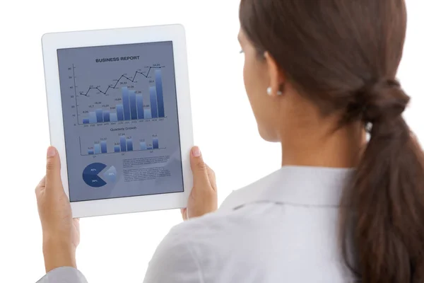 Оставаться на вершине деловой статистики. Через плечо снимок деловой женщины, глядящей на финансовые данные на цифровом планшете. — стоковое фото