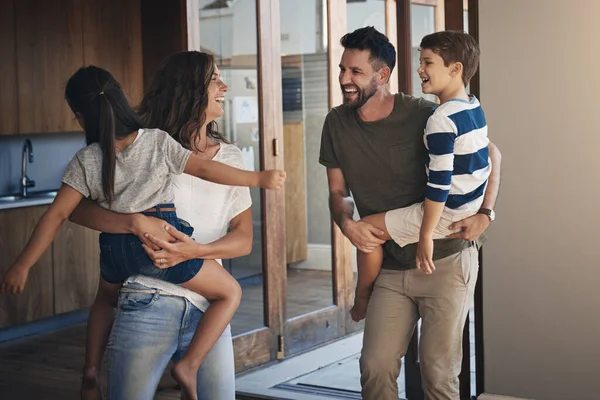 Сім'я перетворює щасливого в дім. Знімок щасливої молодої сім'ї, яка проводить якісний час разом вдома . — стокове фото